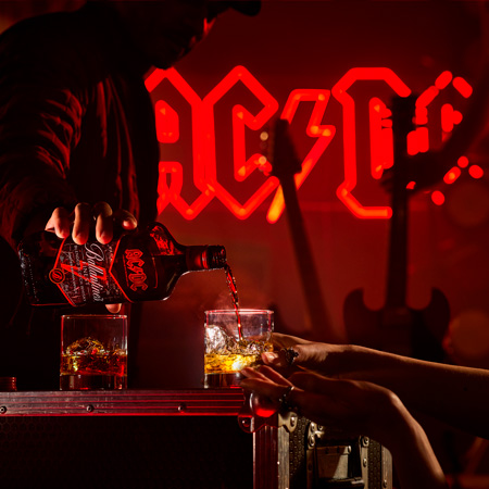 Disfruta de la edición limitada Ballantine's ACDC