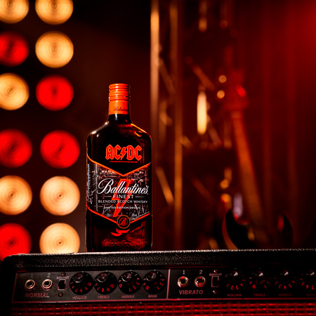 Edición limitada botella whisky Ballantine's ACDC