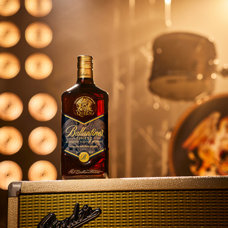 Icónica botella de Ballantine's QUEEN