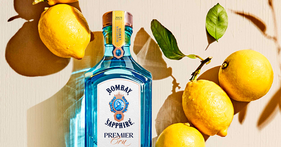 Banner promocional botella bombay sapphire premier cru de cerca con limones