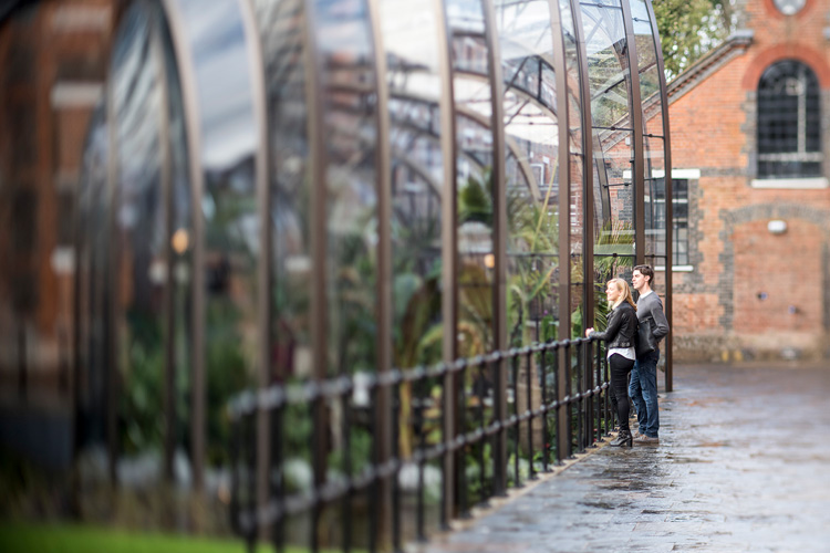 Dos personas visitando la destilería Laverstoke Mill